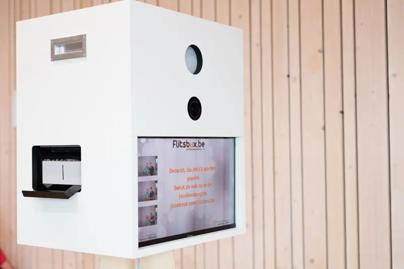 De witte Flitsbox photobooth met touchscreen