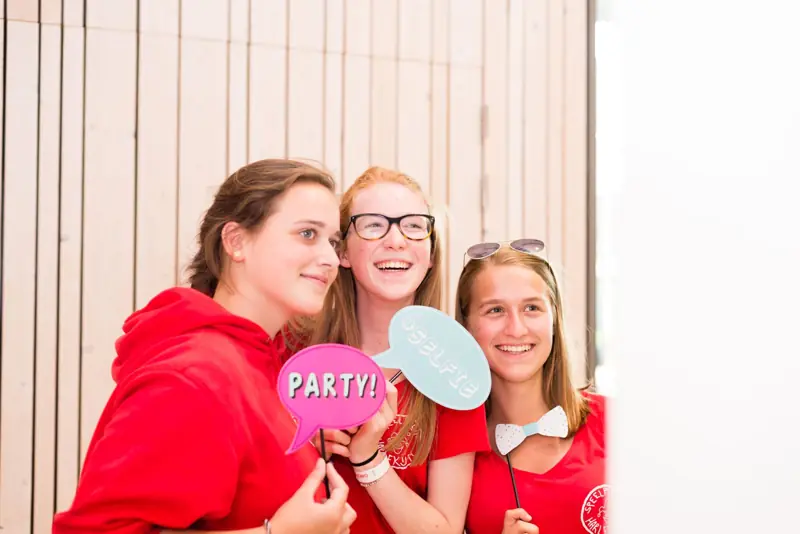 Drie vriendinnen met fotoprops