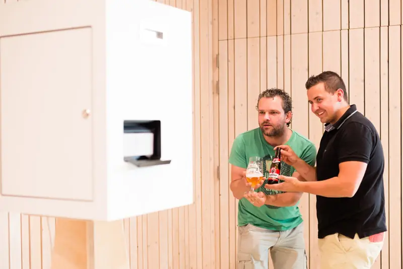 Twee vrienden proosten voor de photobooth