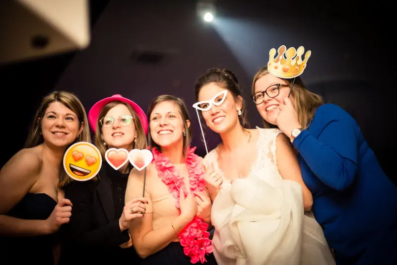 Bruid en vriendinnen poseren met fotoprops